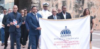 La Comisión Presidencial de Apoyo al Desarrollo Barrial (CPADB), encabezada por su presidente, Rolfi Rojas, realizó este jueves una emotiva ofrenda floral ante el Altar de la Patria, en conmemoración del Mes de la Patria.