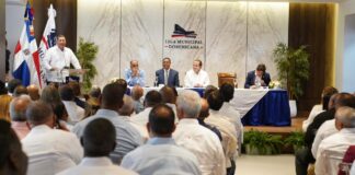 Presidente de Fedomu agradece al presidente Abinader promulgación Ley225-20 El presidente de la Federación Dominicana de Municipios (Fedomu) y alcalde de Samaná, Nelson Núñez, expresó su agradecimiento al presidente de la República, Luis Abinader, por la promulgación de la Ley núm. 98‑25, que modifica la Ley 225‑20 sobre Gestión Integral y Coprocesamiento de Residuos Sólidos. Núñez destacó que esta actualización normativa representa un paso decisivo para fortalecer la gestión integral de los residuos en el país, al redefinir con mayor claridad las competencias de los gobiernos locales y promover un modelo más sostenible, eficiente y alineado con los principios de la economía circular. Asimismo, valoró el respaldo del Poder Ejecutivo al fortalecimiento institucional de los municipios, señalando que esta ley permitirá avanzar en políticas públicas que garanticen ciudades más limpias, ordenadas y ambientalmente responsables, en beneficio directo de las comunidades. De igual manera, resaltó que con esta promulgación se actualiza y ajusta la legislación para garantizar una gestión más eficiente y sostenible de los residuos sólidos. «En definitiva, esta nueva ley contribuirá de manera significativa a la solución del problema de la basura en la República Dominicana», destacó el presidente de Fedomu.