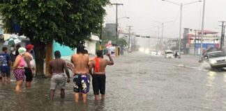 REportaje- Trabajadores informales salieron a desafiar las lluvias porque si no trabajan, no comen