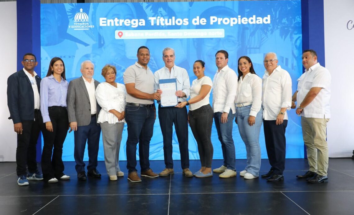 Presidente-Abinader-y-ministro-Bonilla-entregan-551-titulos
