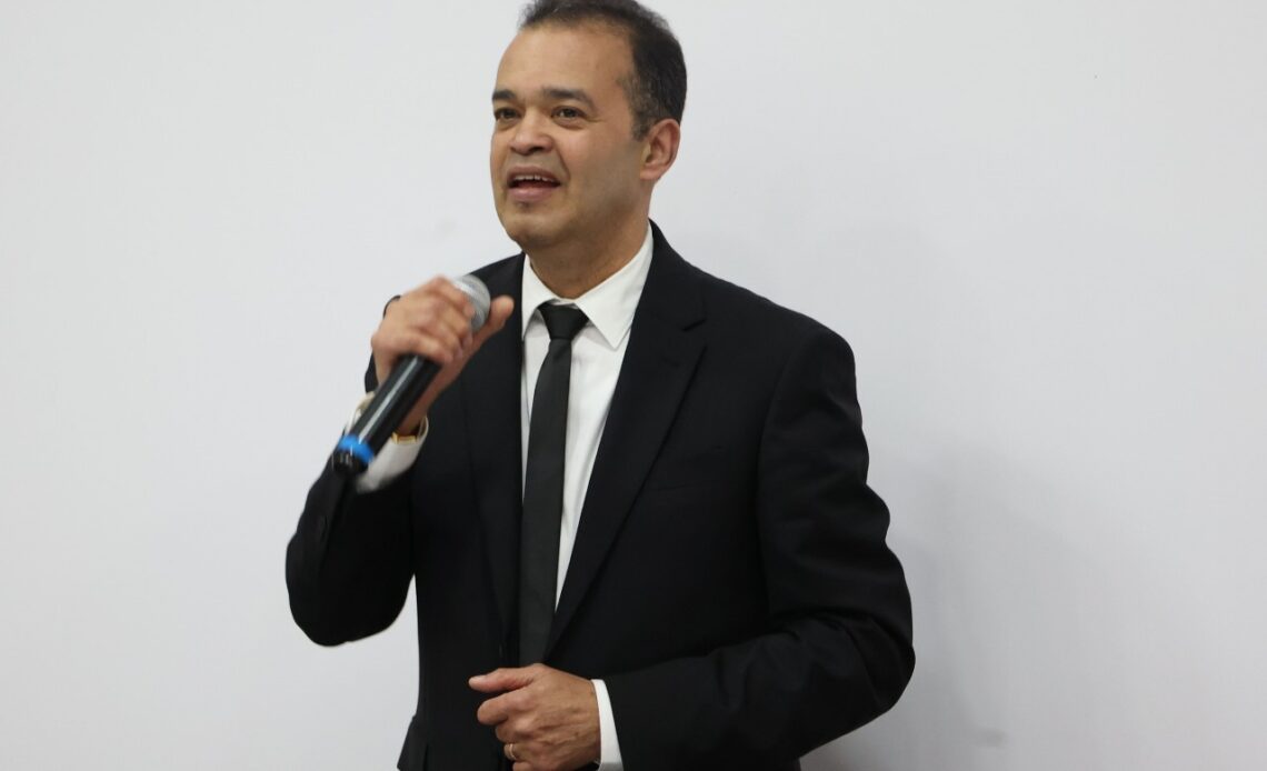 Alex-Bueno-recibe-nominacion-al-Latin-Grammy-2025