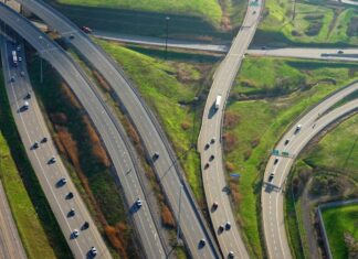 Ferrovial se juega su puesto en el Nasdaq 100: Anthropic y General Motors amenazan su salida Ferrovial Moncloa