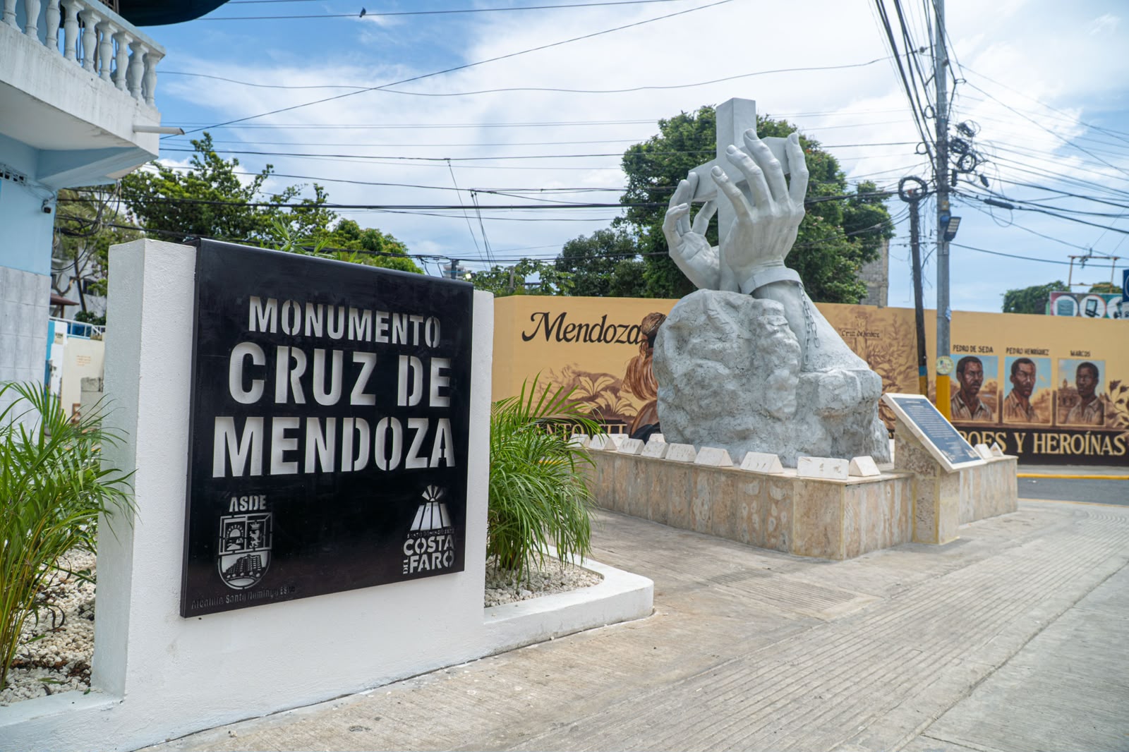Monumento La Nueva Cruz de Mendoza en Santo Domingo Este, RD