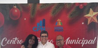 Director y Subdirectora del Centro Médico Ralma celebran logros del año junto al Alcalde y su personal.