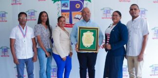 Consejo de Regidores de Pantoja reconoce al director regional 15 de Educación, Eddy Chávez Placencio