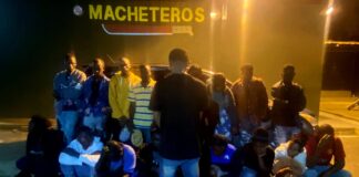 Ejército presenta ante el Ministerio Público a conductor detenido con 20 haitianos indocumentados en Valverde