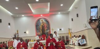 Monseñor Manuel Antonio Ruiz convoca a la Renovación Carismática a ser «luz activa en medio de la oscuridad» durante la Solemnidad de Pentecostés.