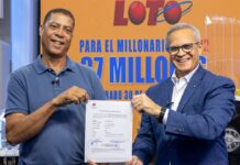LEIDSA entrega certificado a psicólogo ganador de RD$37 millones con el Loto.