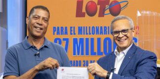 LEIDSA entrega certificado a psicólogo ganador de RD$37 millones con el Loto.