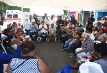 ellito Suberví anuncia corrección de 24,521 averías en el alcantarillado sanitario y 270 de agua potable El funcionario llevó al Ensanche La Fe el programa “La CAASD te Escucha” donde además del contacto con líderes comunitarios y amas de casas realizó una inspección de varios puntos en los cuales intervinieron brigadas especializadas para optimizar la fluidez del agua potable y corregir taponamiento de las aguas residuales. SANTO DOMINGO.- Con trabajos de corrección de decenas averías de diversos diámetros, más de 50 intervenciones en el alcantarillado sanitario y en el drenaje pluvial, así como solución de problemas de aguas residuales y una jornada médica, el director general de la Corporación del Acueducto y Alcantarillado de Santo Domingo (CAASD), ingeniero Fellito Suberví, realizó una amplia jornada del programa «La CAASD te escucha», en el ensanche La Fe, del Distrito Nacional. El ingeniero Suberví explicó que, esta iniciativa orientada a atender de manera directa las necesidades de las comunidades en materia de agua potable y saneamiento, permitió completar un total de 24,521 intervenciones en el sistema sanitario en todo el Gran Santo Domingo. El funcionario indicó que con en el programa “La CAASD te escucha” cerró la semana en esa comunidad con un total de 270 correcciones de averías en tuberías de agua potables de varios diámetros; entre ellas, 147 en tubos de ¾ pulgadas; 34 de una pulgada y 31 de tres pulgadas, entre otros. “En esta jornada de La CAASD te escucha, trabajamos en la optimización de la red de agua potable, con la desobstrucción de líneas, construcción de empalmes y limpiezas de válvulas en esa comunidad. Así como limpieza de sépticos y mantenimiento preventivo de la red del alcantarillado sanitario”, manifestó Fellito Suberví. Además, indicó que fueron empleadas maquinarias pesadas, tales como retroexcavadoras, camiones hidrosuccionadores, compresores, camiones cisternas, y más de una decena de brigadas de alcantarillado, de mantenimiento y de optimización de las redes de distribución de agua potable. «Nosotros estamos aquí para escuchar cada una de sus inquietudes y trabajar hasta resolver los problemas de las comunidades», expresó el funcionario durante un encuentro con residentes y representantes comunitarios de las siete juntas de vecinos que integran la comunidad. El director de la CAASD reiteró que el propósito del programa es acercar la institución a la población y ofrecer respuestas concretas a sus necesidades. De su lado, Ramón Cruz, presidente de las juntas de vecinos del ensanche La Fe, valoró la iniciativa y destacó la importancia de que las autoridades mantengan un contacto directo con los ciudadanos. «Fellito Suberví está dejando un legado para los próximos directores de la CAASD, demostrando que se debe ir donde están los problemas, dar la cara a los comunitarios y buscar soluciones en conjunto», manifestó el comunitario. El programa «La CAASD te escucha», que inició este año en Guachupita, continuará desarrollándose en distintos sectores del Gran Santo Domingo con el objetivo de fortalecer la atención comunitaria y mejorar los servicios de agua potable y saneamiento. Dirección de Comunicaciones.