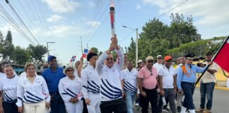 Presidente de CODEESTE recibe la antorcha de los XXV Juegos Centroamericanos y del Caribe en Santo Domingo Este.