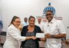 Gobierno entrega ayudas económicas a comerciantes afectados por ampliación de avenida Los Beisbolistas en Manoguayabo.