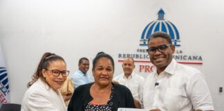 Gobierno entrega ayudas económicas a comerciantes afectados por ampliación de avenida Los Beisbolistas en Manoguayabo.