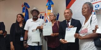 Administrador del INAVI encabeza acto de entrega de cheques por indemnización y rinde cuentas.