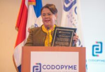 CODOPYME reconoce trayectoria y aportes de Maira Morla Pineda al desarrollo de las MIPYMES.