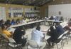 Vecinos y autoridades de Ciudad Juan Bosch acuerdan mesa de trabajo y reuniones mensuales ante desafíos comunitarios.