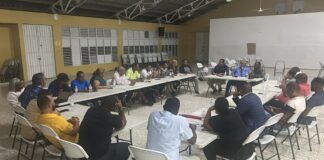 Vecinos y autoridades de Ciudad Juan Bosch acuerdan mesa de trabajo y reuniones mensuales ante desafíos comunitarios.